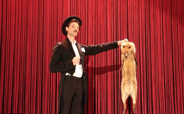 Le comédien tient une marionnette renard